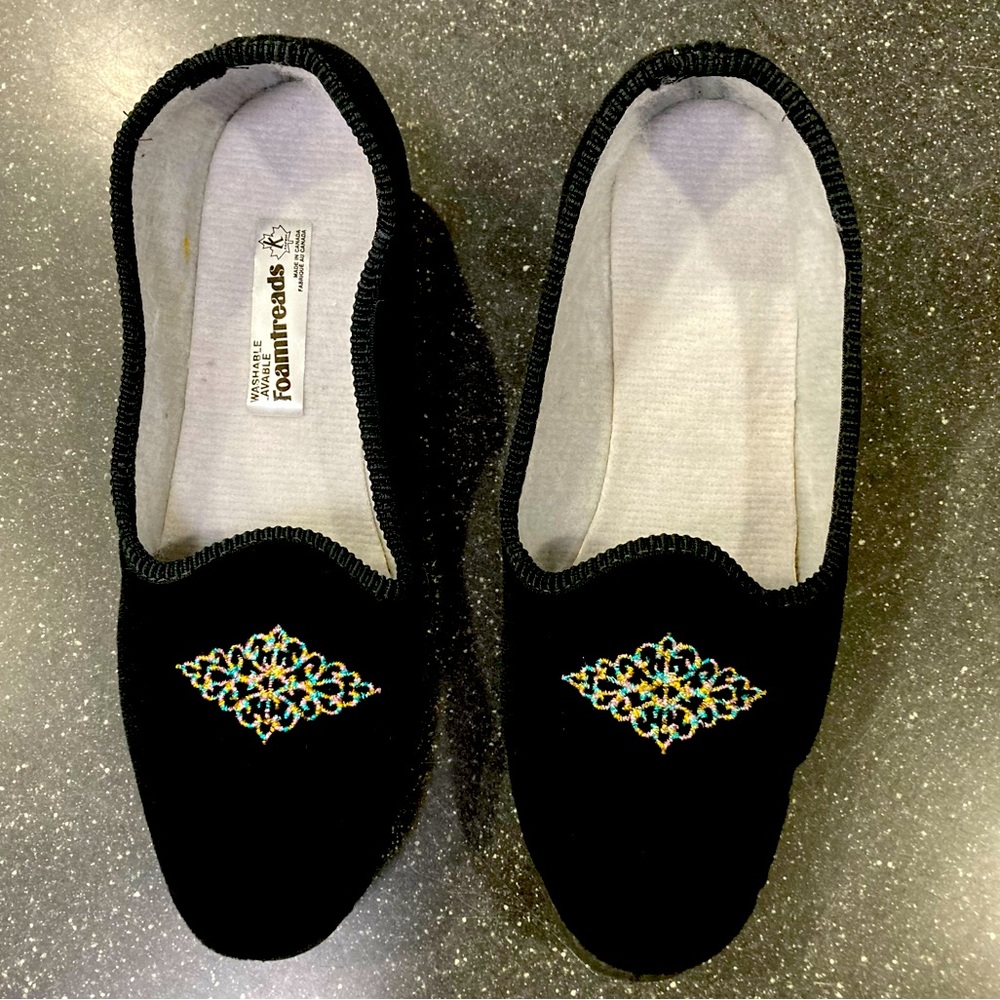 Foamtreads Women's Black Embroidered Slippers